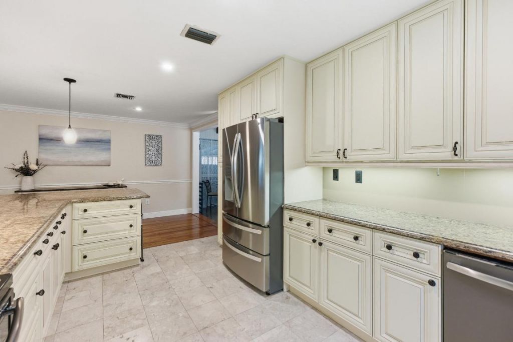 831 N Lakeside Drive, Lake Worth Beach, FL 33460 Photo