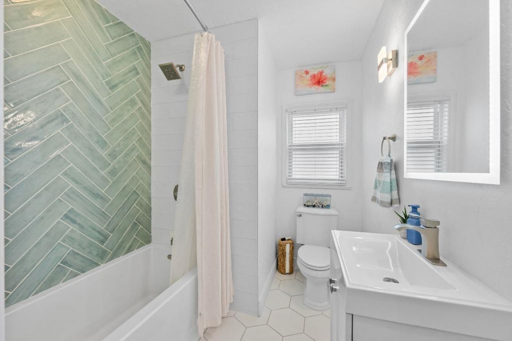 831 N Lakeside Drive, Lake Worth Beach, FL 33460 Photo