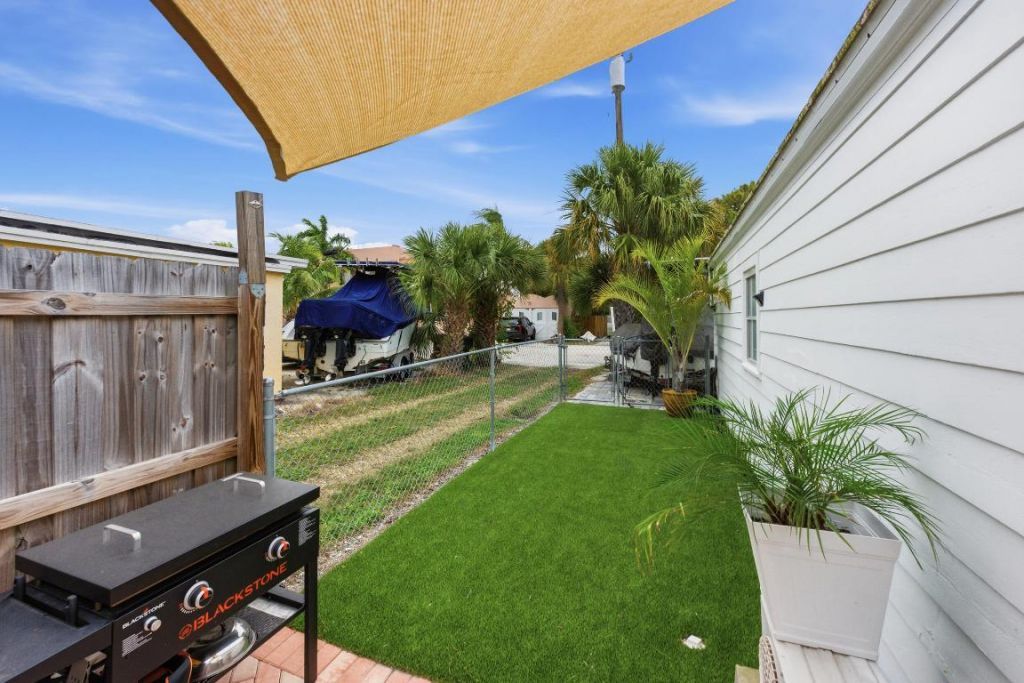 831 N Lakeside Drive, Lake Worth Beach, FL 33460 Photo