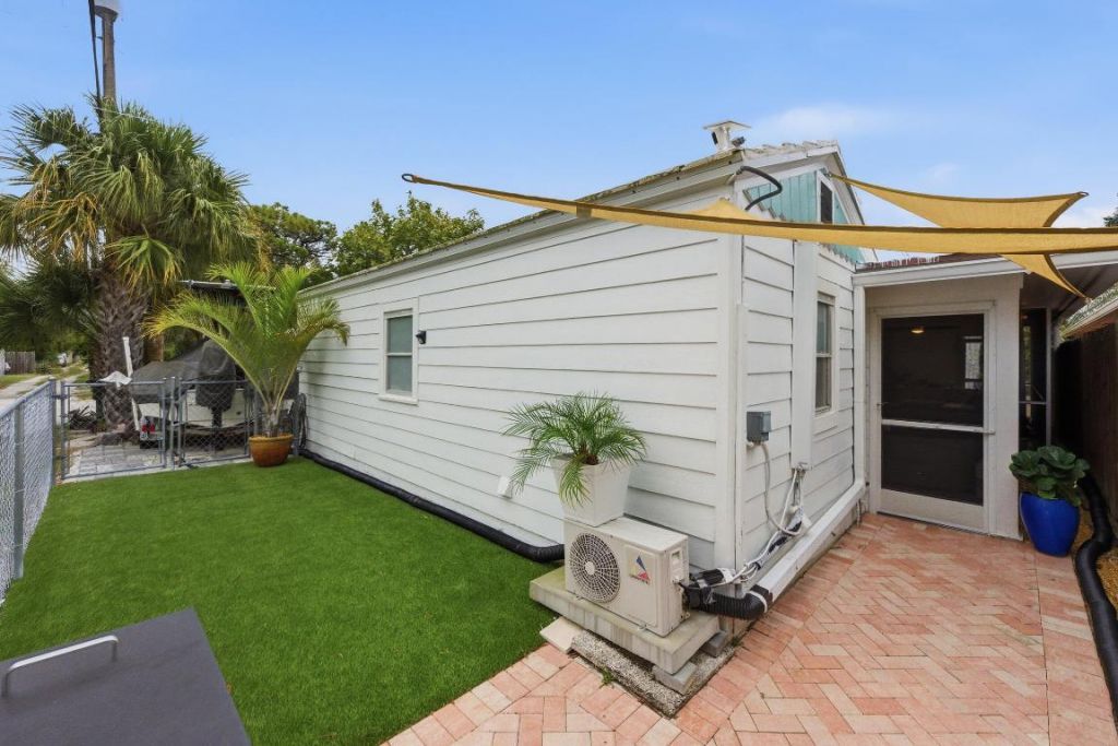 831 N Lakeside Drive, Lake Worth Beach, FL 33460 Photo