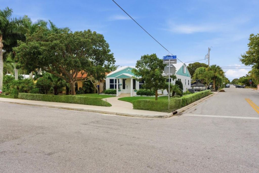 831 N Lakeside Drive, Lake Worth Beach, FL 33460 Photo