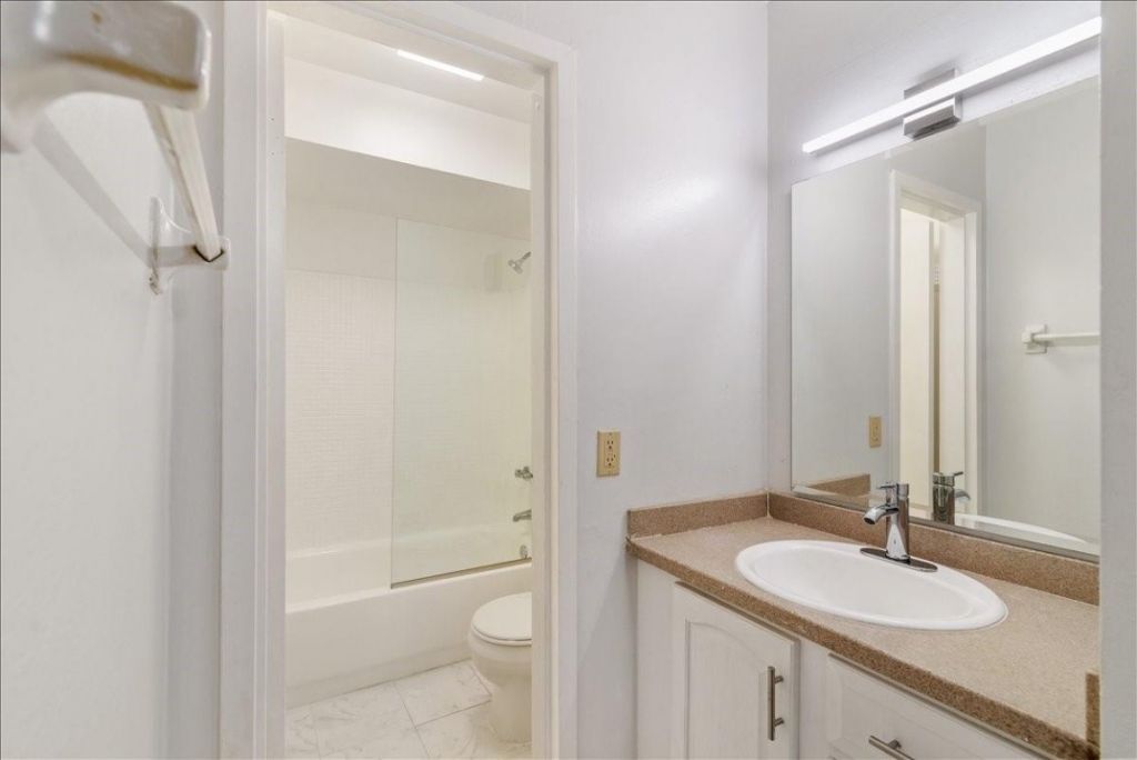 5100 SW 41st St, Unit 321, Pembroke Park, FL 33023 Photo