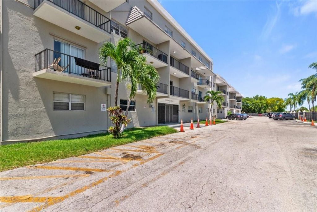 5100 SW 41st St, Unit 321, Pembroke Park, FL 33023 Photo