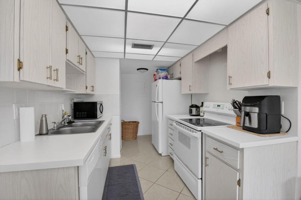 799 Jeffery Street, Unit 209, Boca Raton, FL 33487 Photo