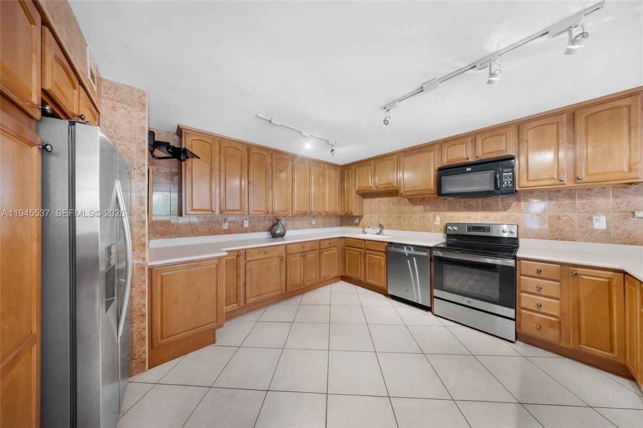 600 Three Islands Blvd , Unit 212, Hallandale Beach, FL 33009 Photo