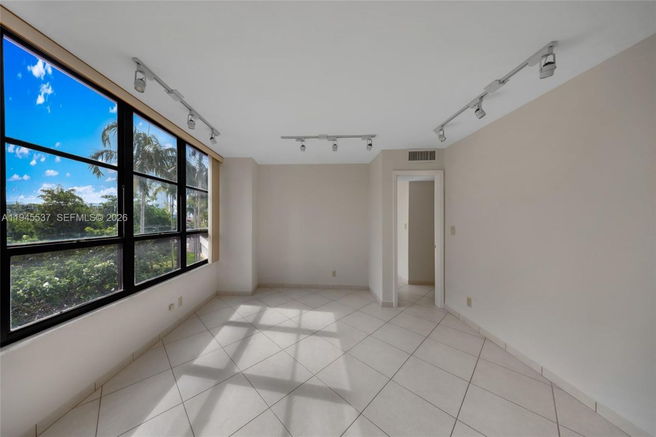 600 Three Islands Blvd , Unit 212, Hallandale Beach, FL 33009 Photo