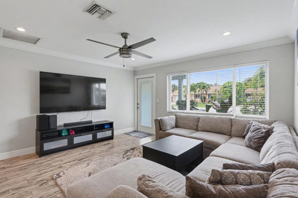 124 SW 11th Avenue, Boynton Beach, FL 33435 Photo