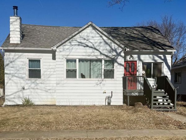 826 Home Park Blvd , Waterloo, IA 50701