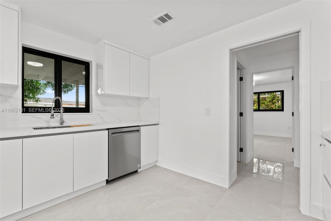 6950 W 10th Ave, Hialeah, FL 33014 Photo