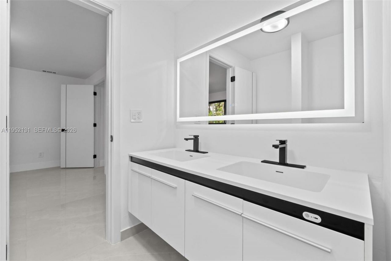 6950 W 10th Ave, Hialeah, FL 33014 Photo