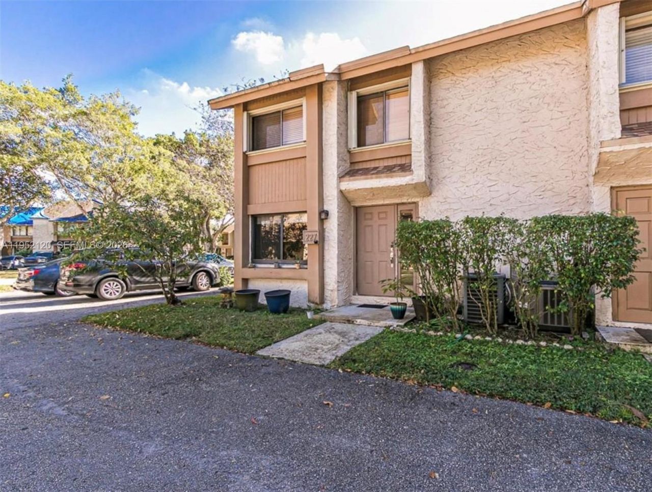 227 Wimbledon Lake Dr, Unit 227, Plantation, FL 33324 Photo