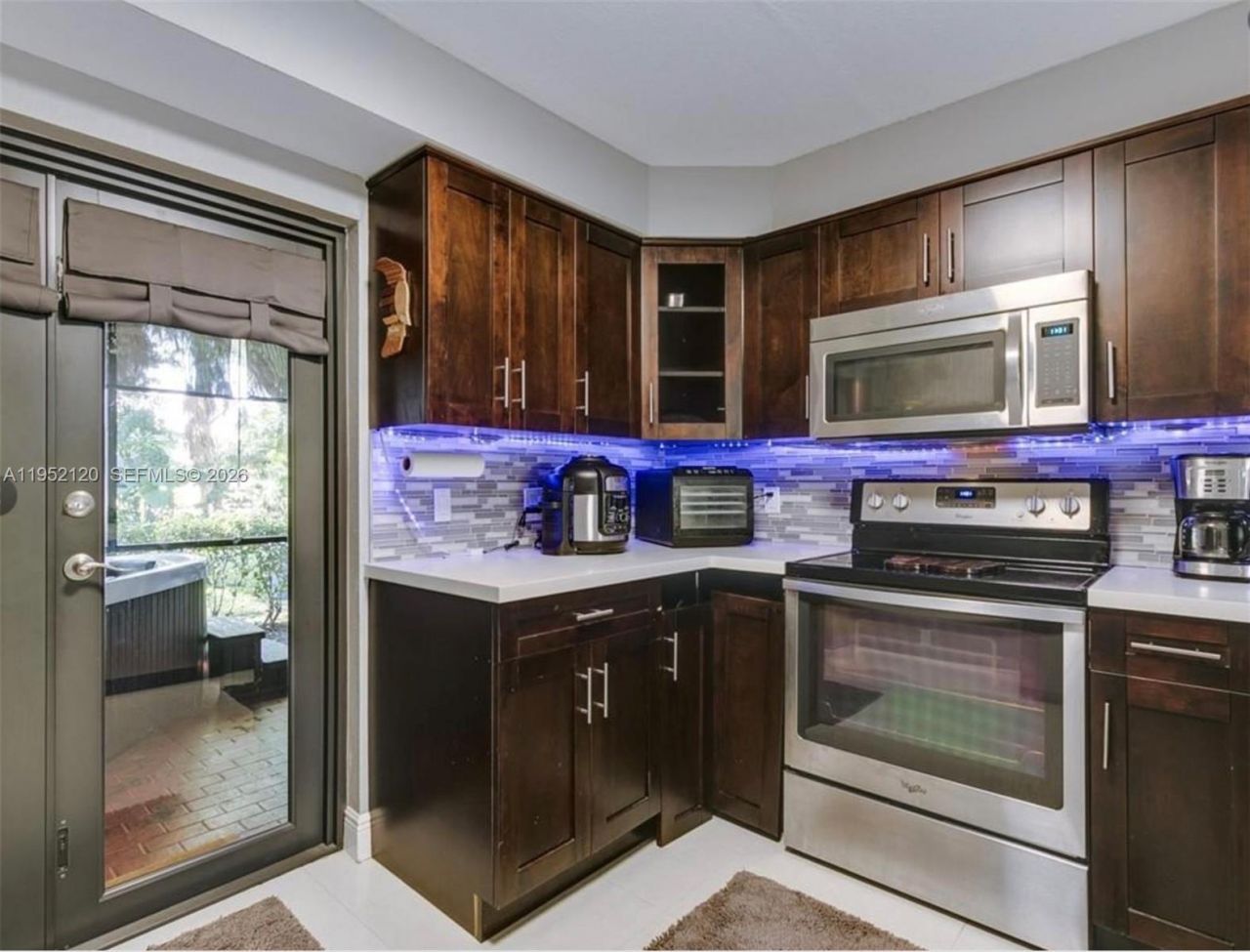 227 Wimbledon Lake Dr, Unit 227, Plantation, FL 33324 Photo