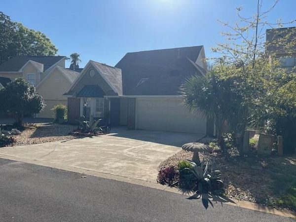 810 Fairway Lakes Drive, Niceville, FL 32578