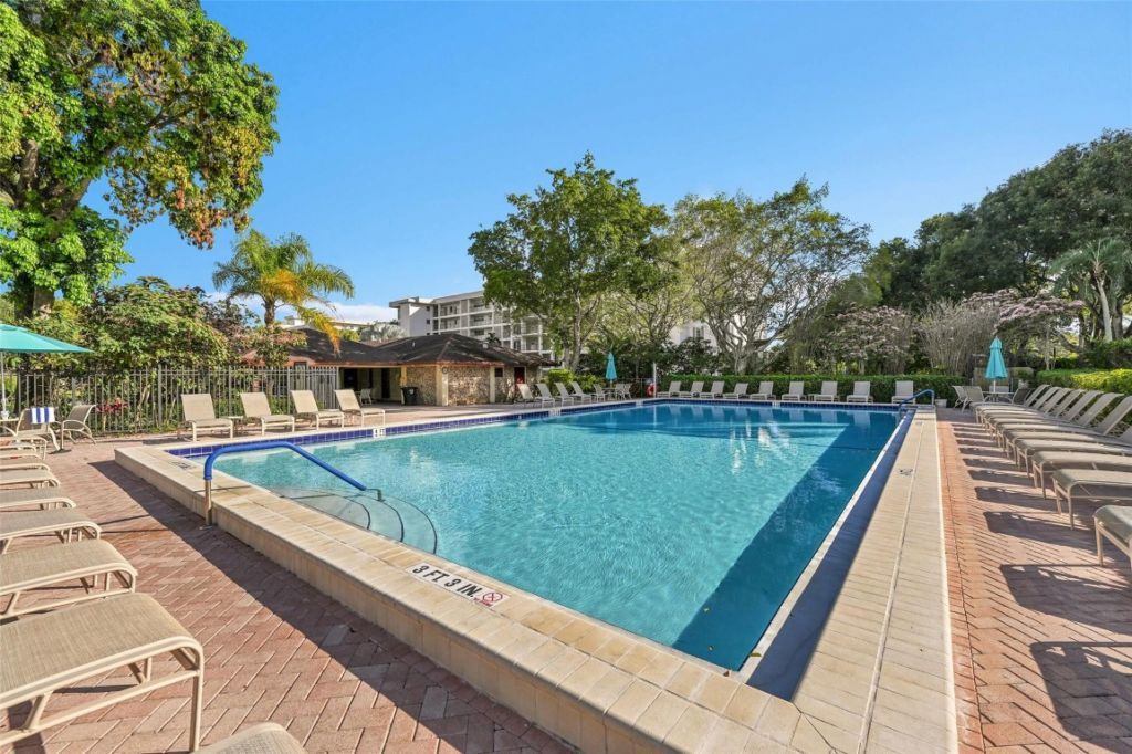 3050 N Palm Aire Drive, Unit 909, Pompano Beach, FL 33069 Photo