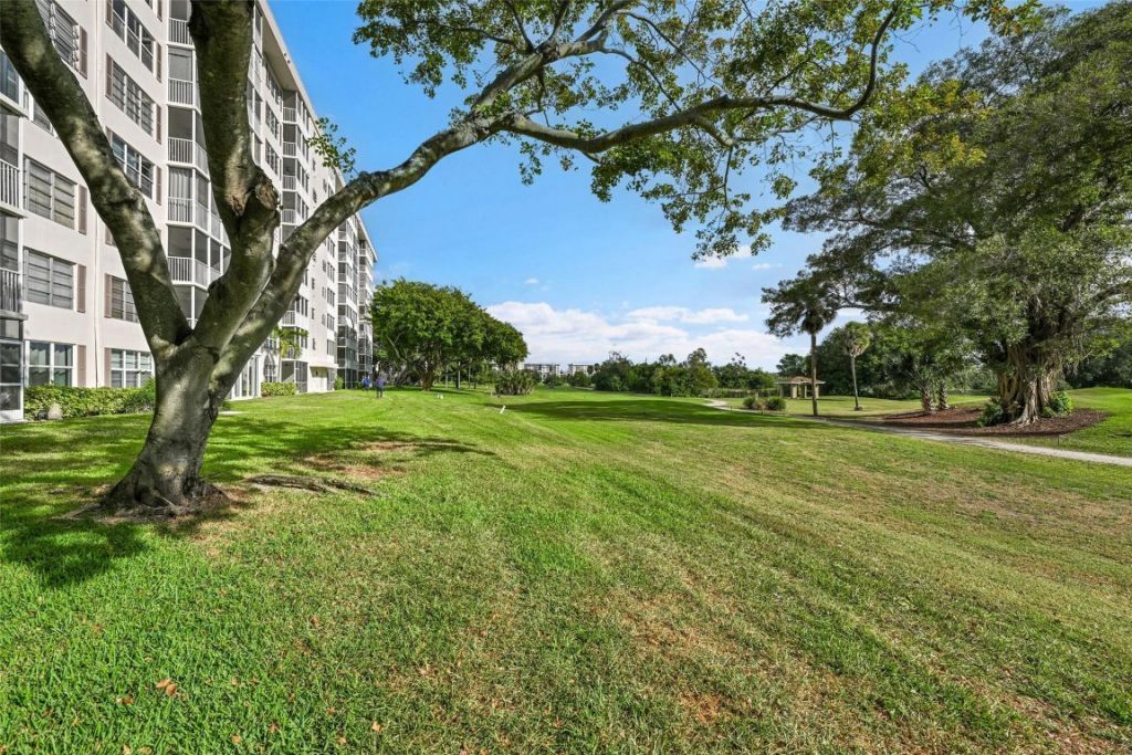 3050 N Palm Aire Drive, Unit 909, Pompano Beach, FL 33069 Photo