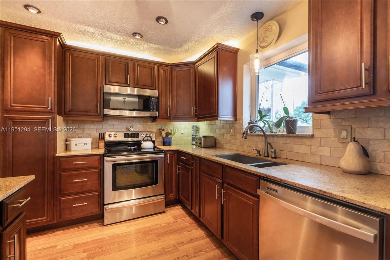 6661 SW 6th St, Pembroke Pines, FL 33023 Photo