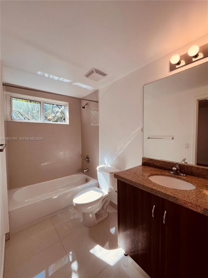 601 NE 23rd St, Unit TH4, Miami, FL 33137 Photo