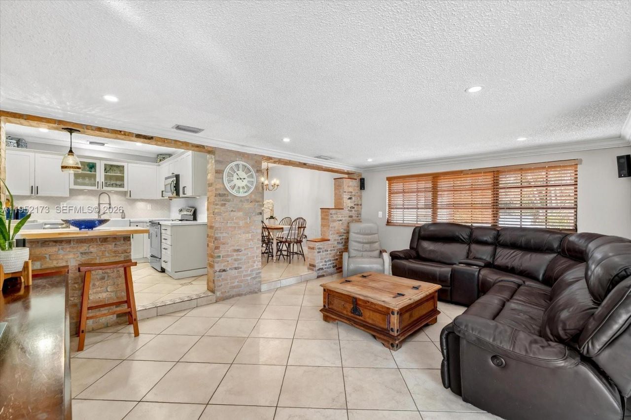 1300 W 77th St, Hialeah, FL 33014 Photo