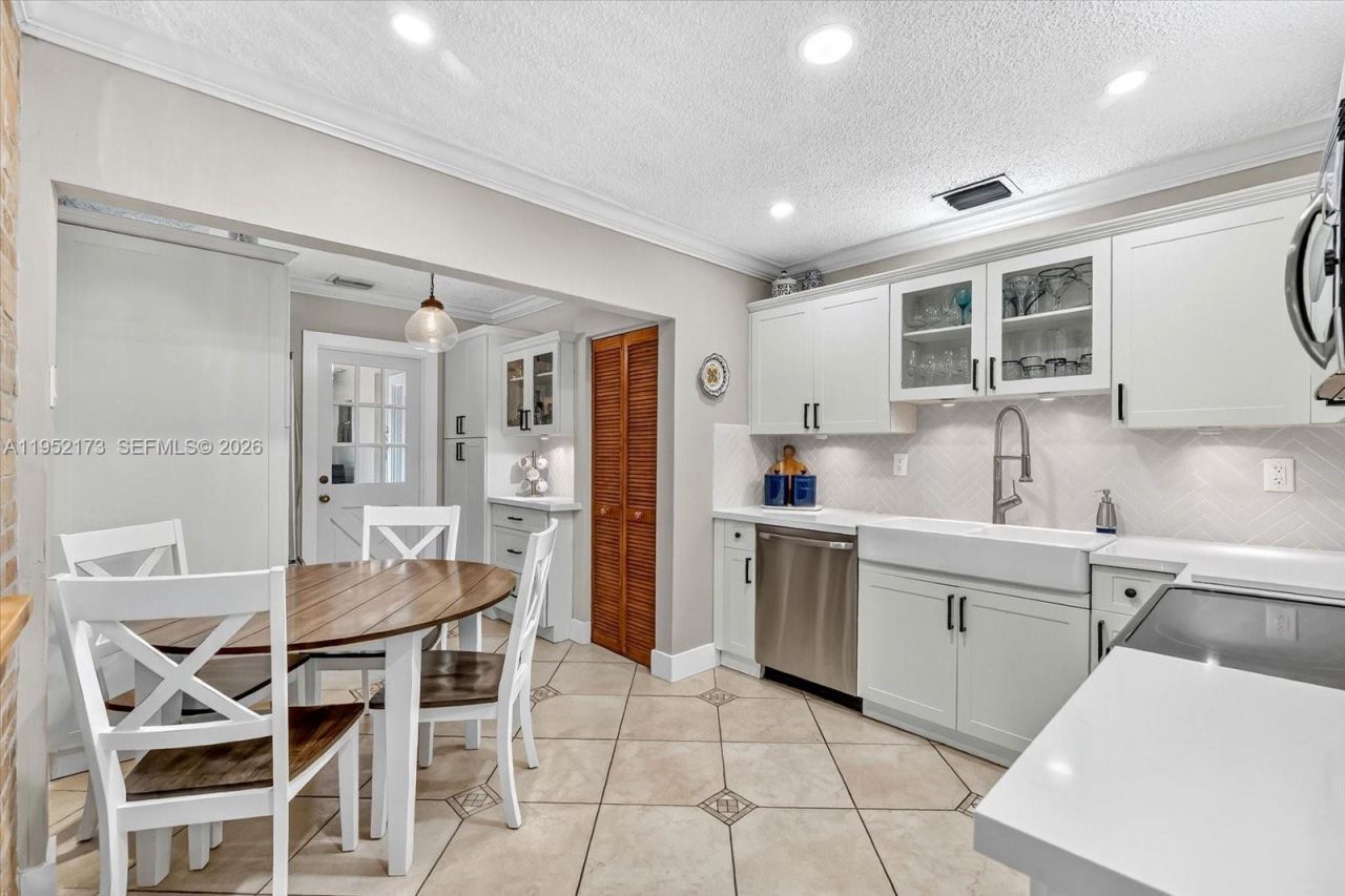 1300 W 77th St, Hialeah, FL 33014 Photo