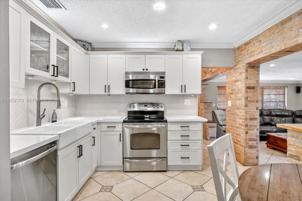 1300 W 77th St, Hialeah, FL 33014 Photo