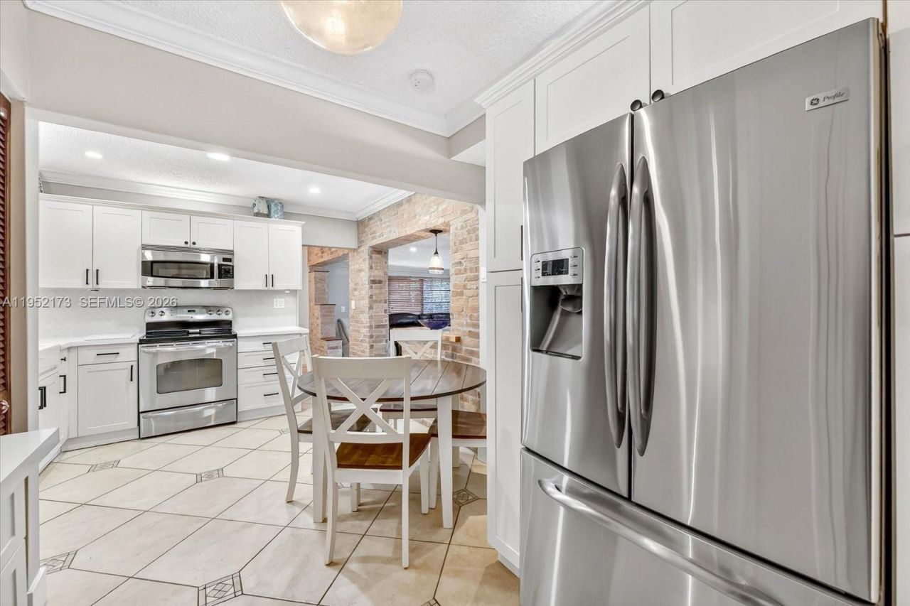 1300 W 77th St, Hialeah, FL 33014 Photo