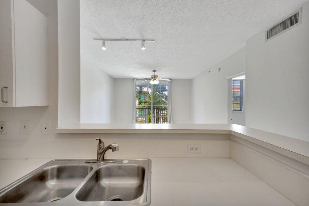 720 S Sapodilla Avenue, Unit 303, West Palm Beach, FL 33401 Photo