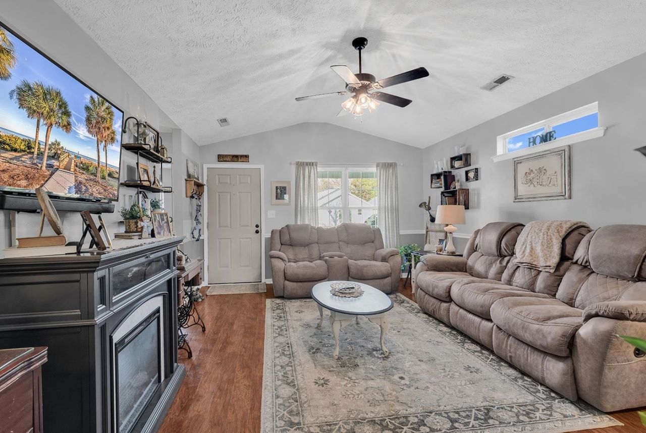 1010 Autumn Dr. Photo 15