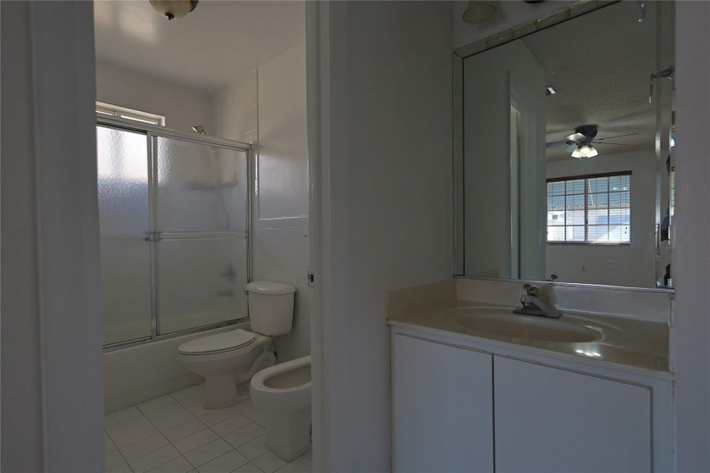 3250 W 70th Street, Unit 202, Hialeah, FL 33018 Photo