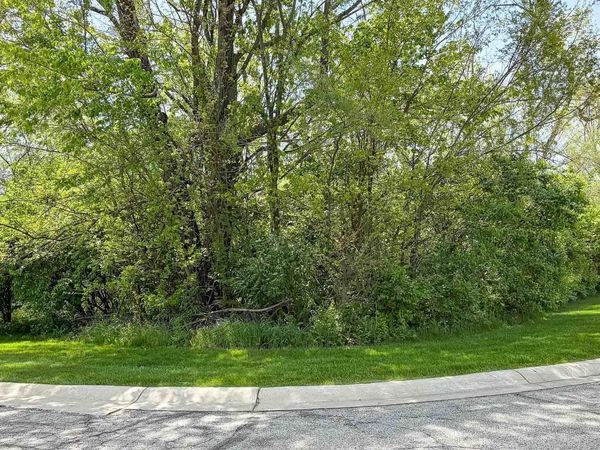 53420 Old Woodbridge Court, South Bend, IN 46637