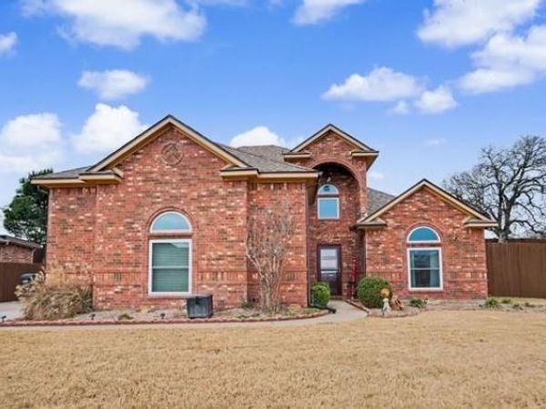 400 Winterwood Drive, Kennedale, TX 76060