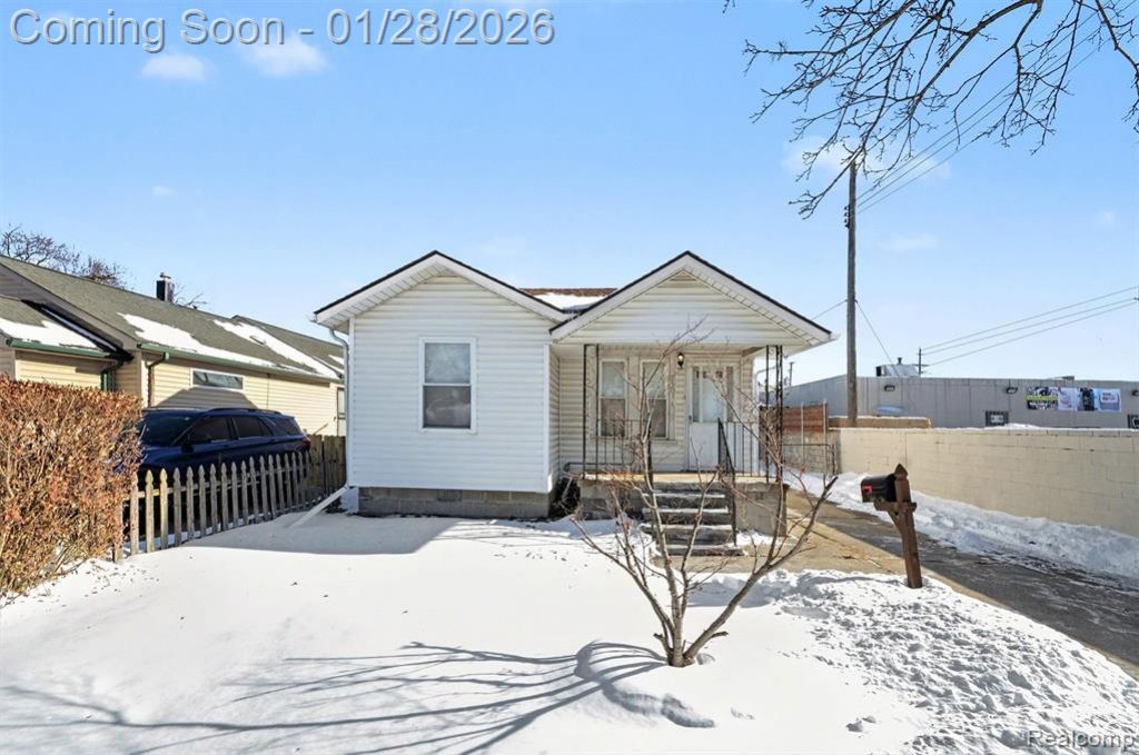 25034 Comfort, Center Line, MI 48015 Main Photo