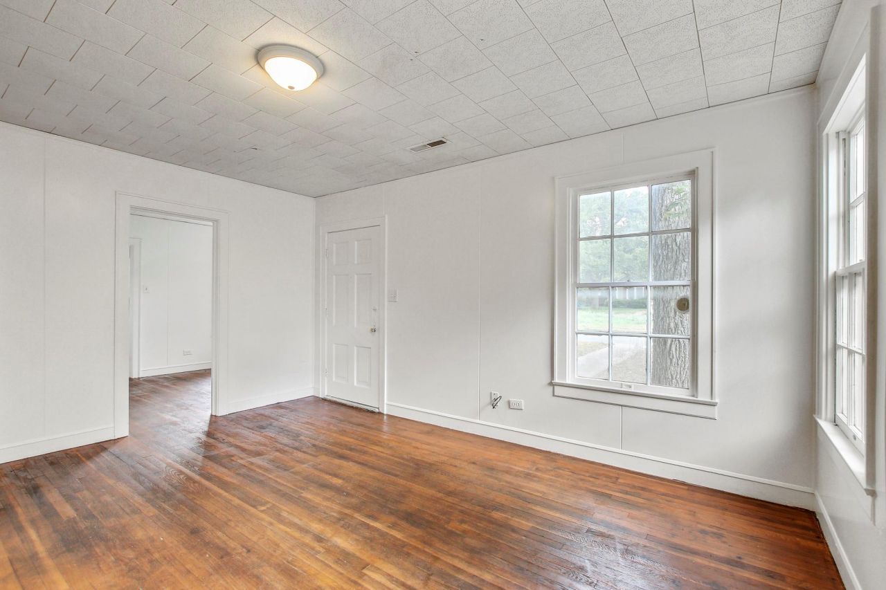 1403 Burns Blvd, Taylor, TX 76574 Main Photo