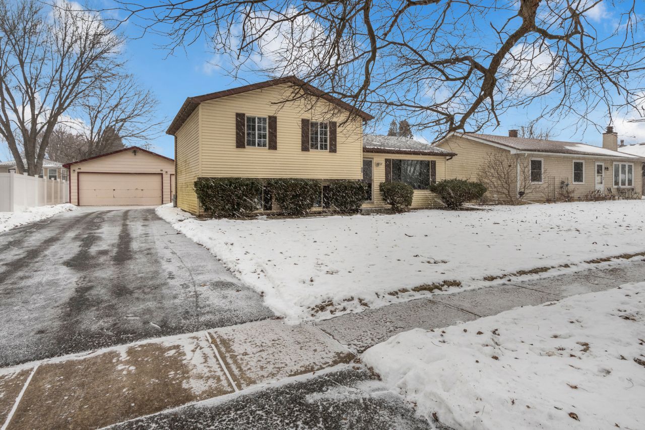 809 Thompson Avenue, Winthrop Harbor, IL 60096 Main Photo