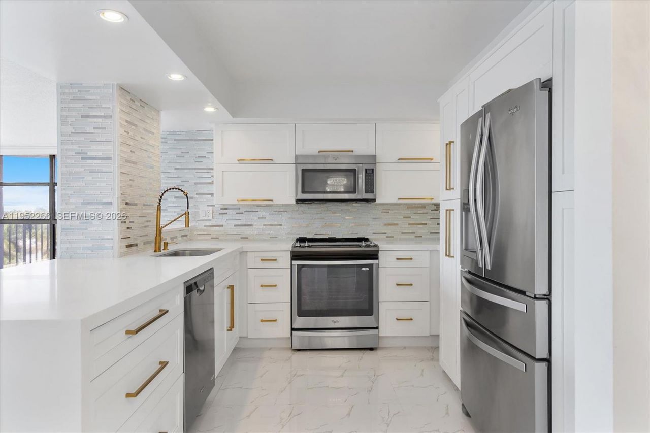 600 Parkview Dr, Unit 509, Hallandale Beach, FL 33009 Photo