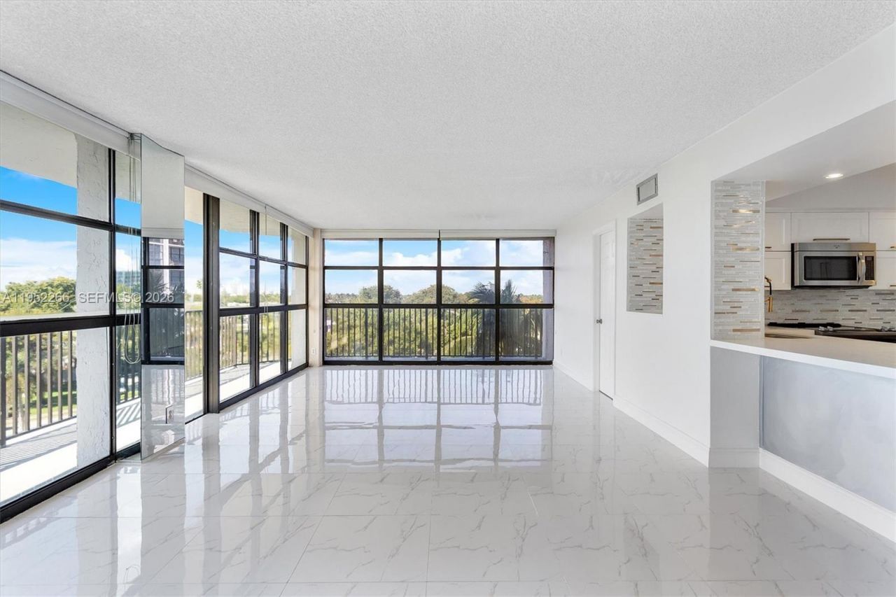 600 Parkview Dr, Unit 509, Hallandale Beach, FL 33009 Photo