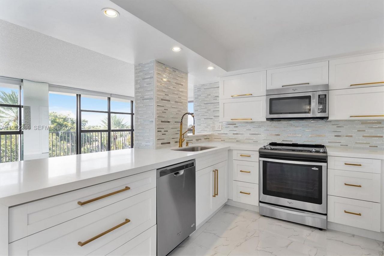 600 Parkview Dr, Unit 509, Hallandale Beach, FL 33009 Photo