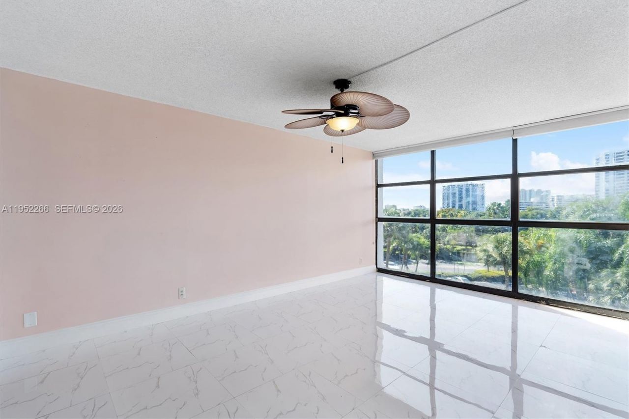 600 Parkview Dr, Unit 509, Hallandale Beach, FL 33009 Photo
