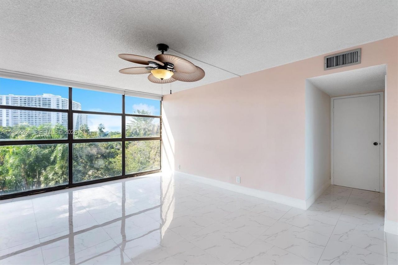 600 Parkview Dr, Unit 509, Hallandale Beach, FL 33009 Photo