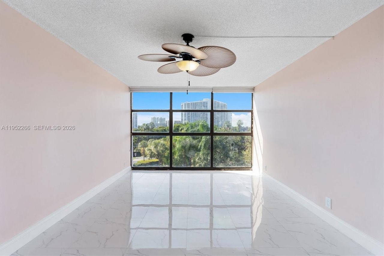 600 Parkview Dr, Unit 509, Hallandale Beach, FL 33009 Photo