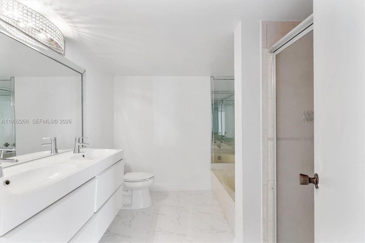 600 Parkview Dr, Unit 509, Hallandale Beach, FL 33009 Photo