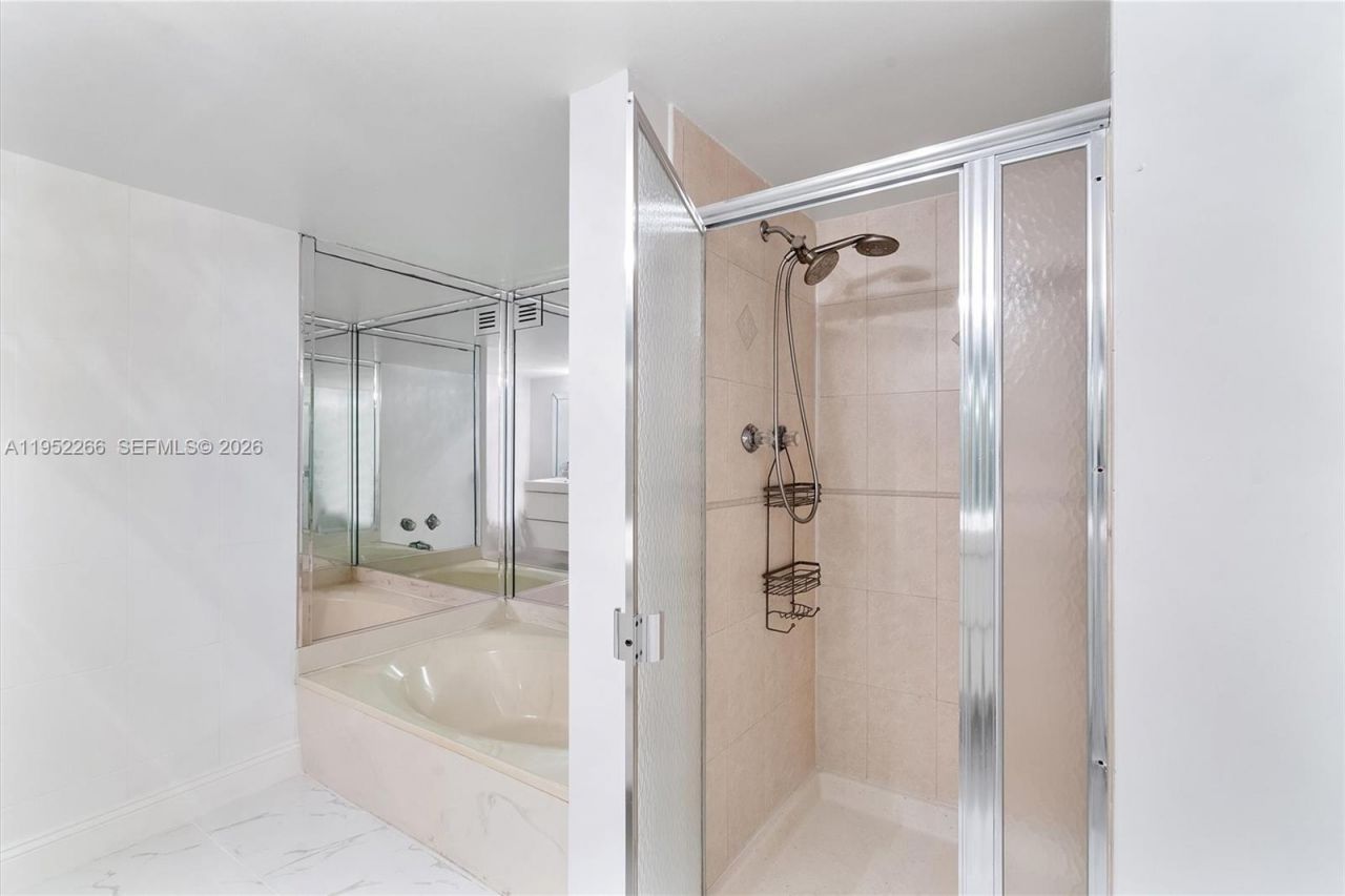 600 Parkview Dr, Unit 509, Hallandale Beach, FL 33009 Photo