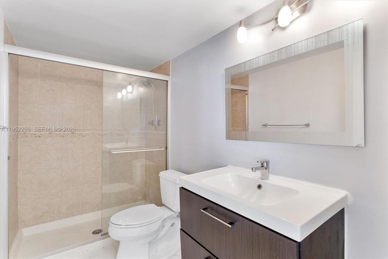 600 Parkview Dr, Unit 509, Hallandale Beach, FL 33009 Photo