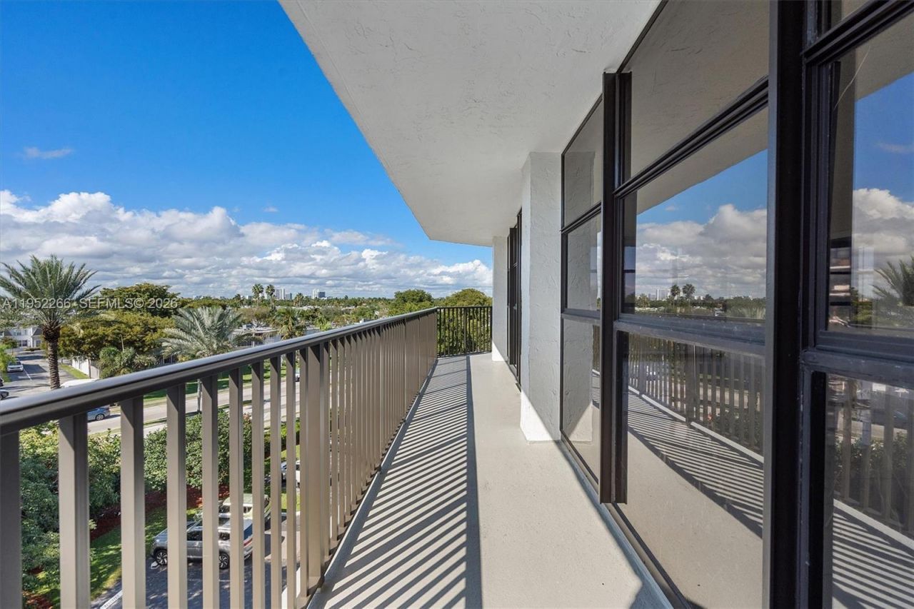 600 Parkview Dr, Unit 509, Hallandale Beach, FL 33009 Photo