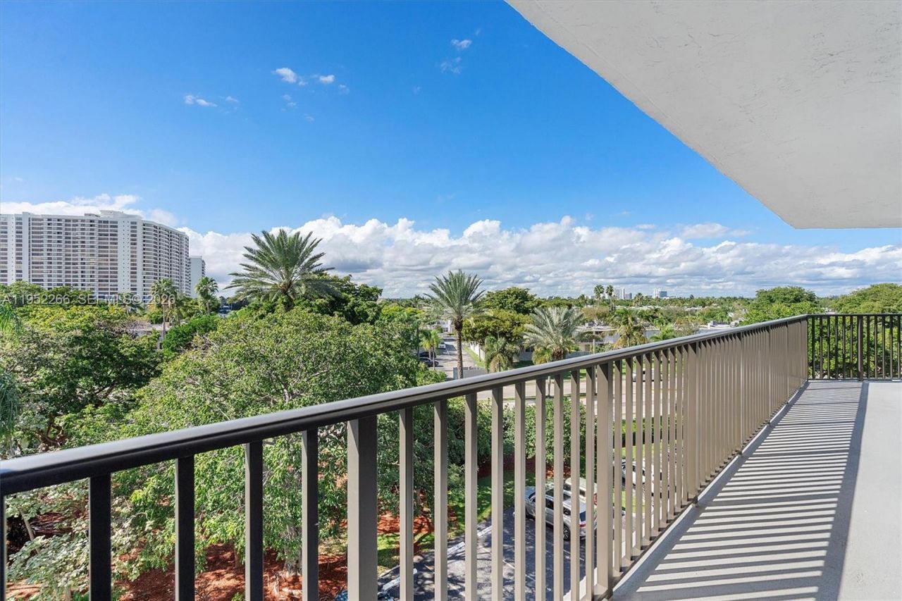 600 Parkview Dr, Unit 509, Hallandale Beach, FL 33009 Photo