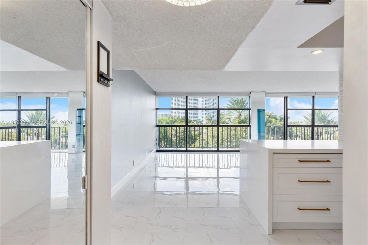 600 Parkview Dr, Unit 509, Hallandale Beach, FL 33009 Photo