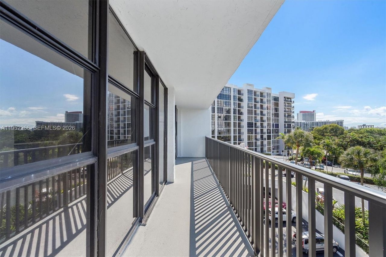 600 Parkview Dr, Unit 509, Hallandale Beach, FL 33009 Photo