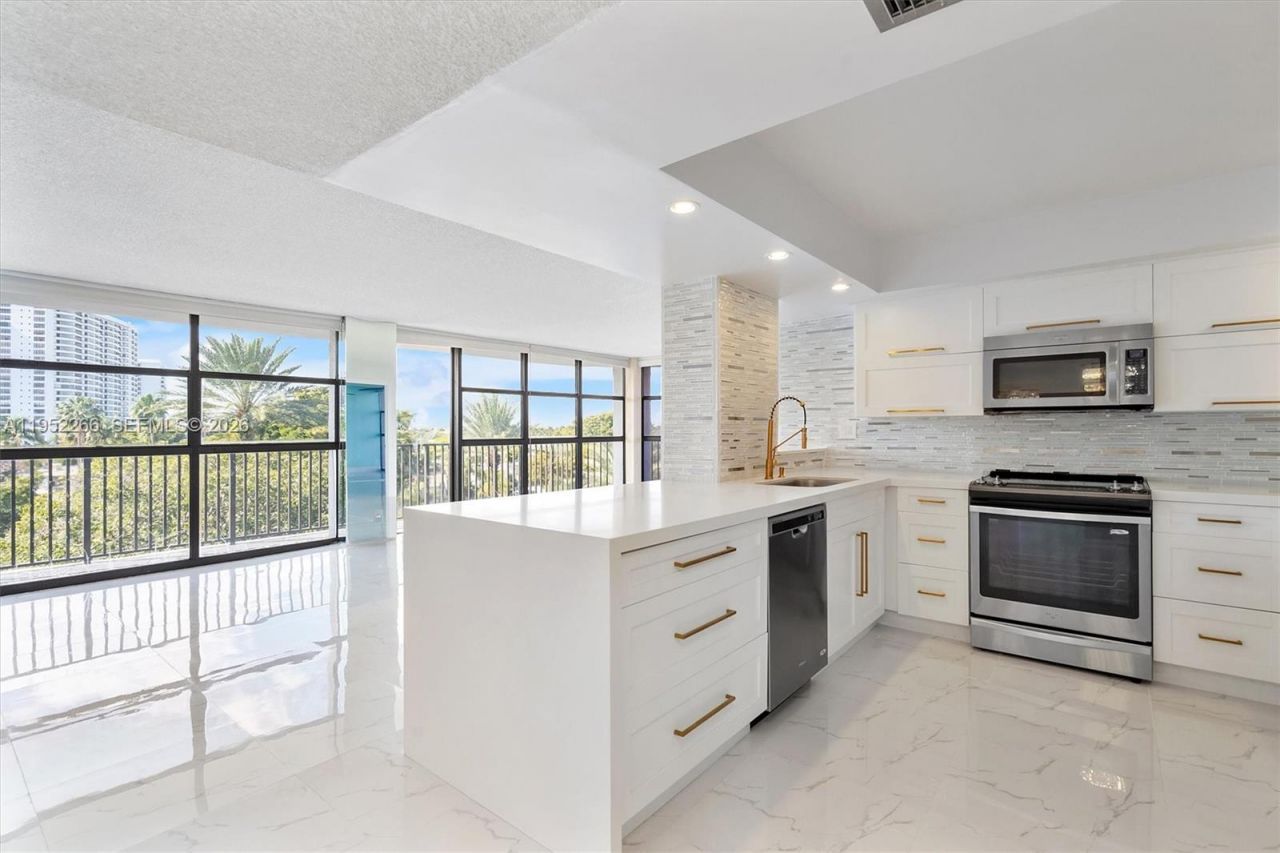 600 Parkview Dr, Unit 509, Hallandale Beach, FL 33009 Photo