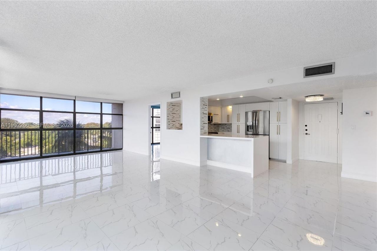 600 Parkview Dr, Unit 509, Hallandale Beach, FL 33009 Photo