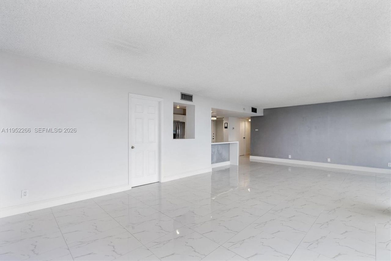 600 Parkview Dr, Unit 509, Hallandale Beach, FL 33009 Photo