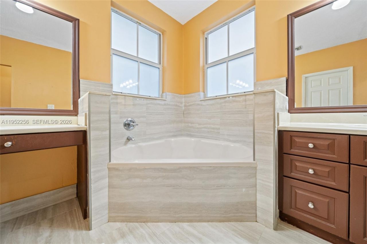 5902 SW 166th Ct, Miami, FL 33193 Photo